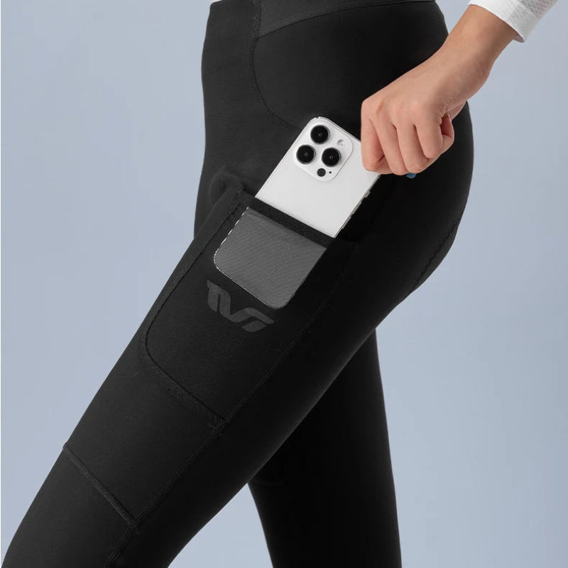 Person wearing black leggings with a pocket holding a phone, text about cushioning pads from Italy.