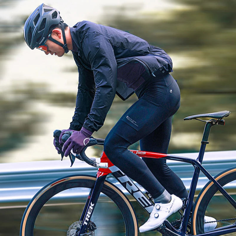 Cycling windbreaker with high collar and weather-resistant design